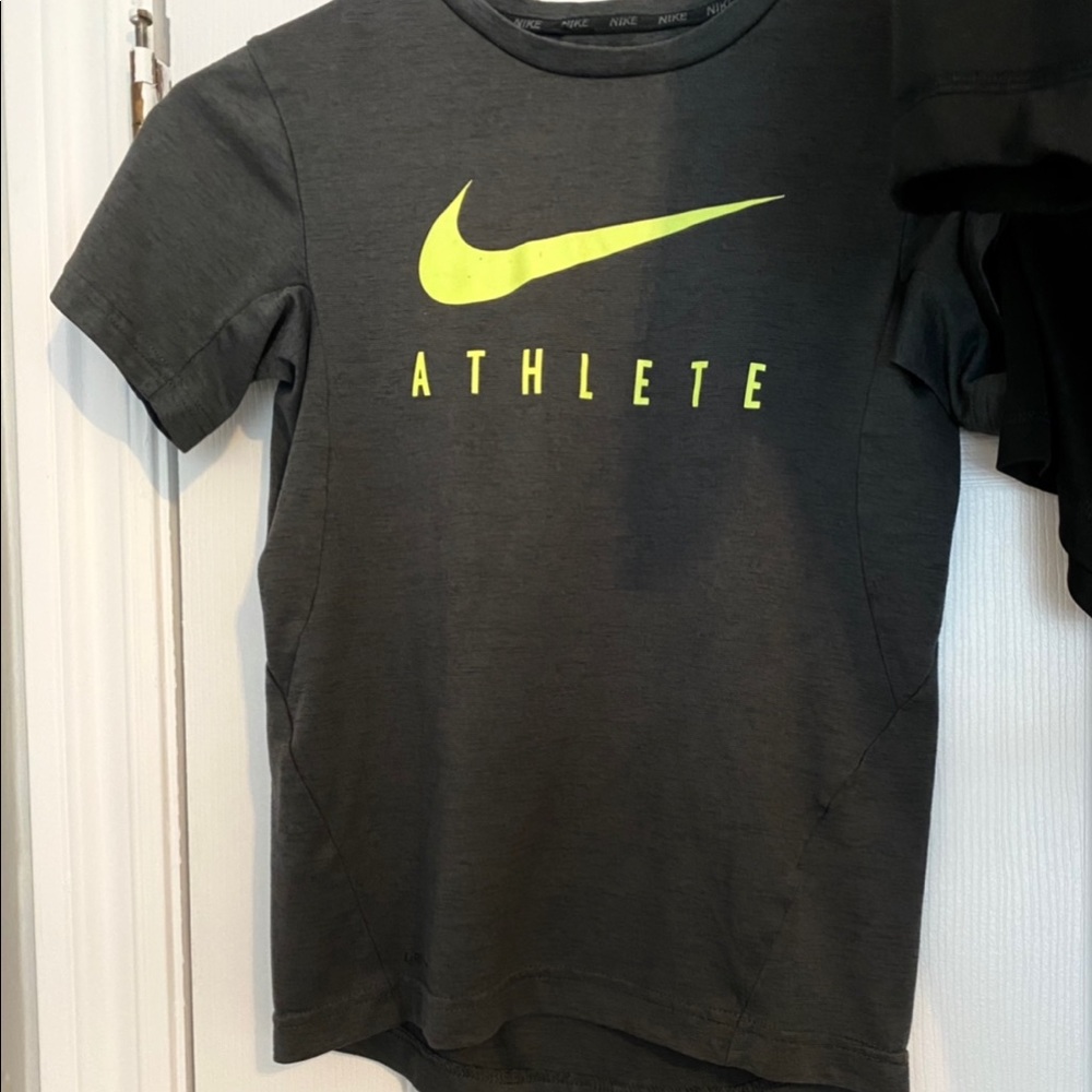 Nike boys size small- excellent condition - Picture 1 of 1